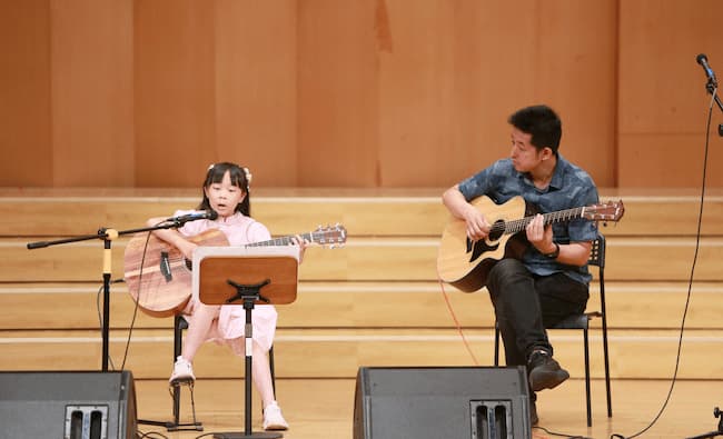 师生联袂献演：王坚老师与七岁吉他学生 Coco 共登舞台