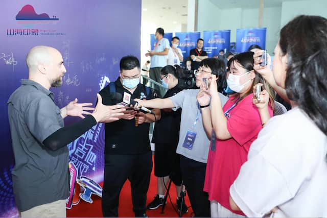 国际吉他演奏家接受记者采访