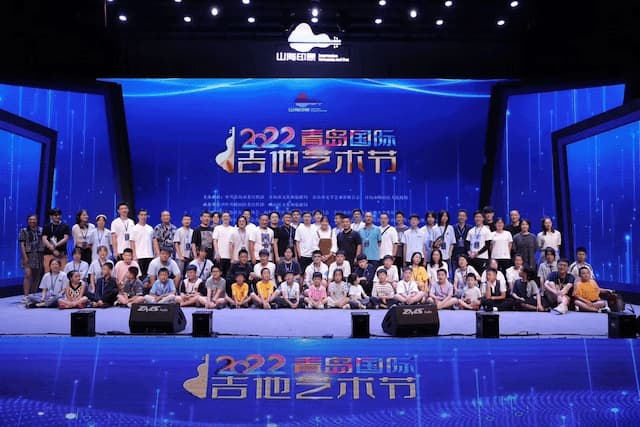 王坚老师与全体评委及获奖选手闭幕式合影.jpg