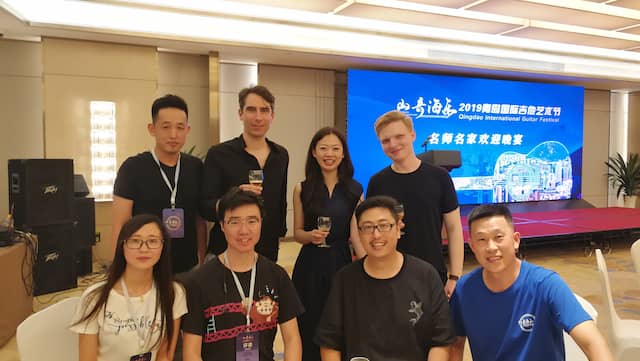 王坚老师与国际吉他演奏家合影