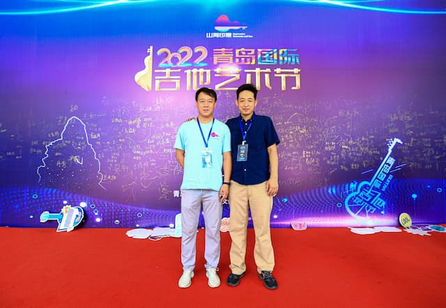 王坚老师与青岛吉他大赛组委会工作人员合影留念