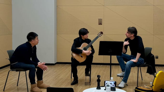 杰雷米在课堂给学生进行演奏讲解