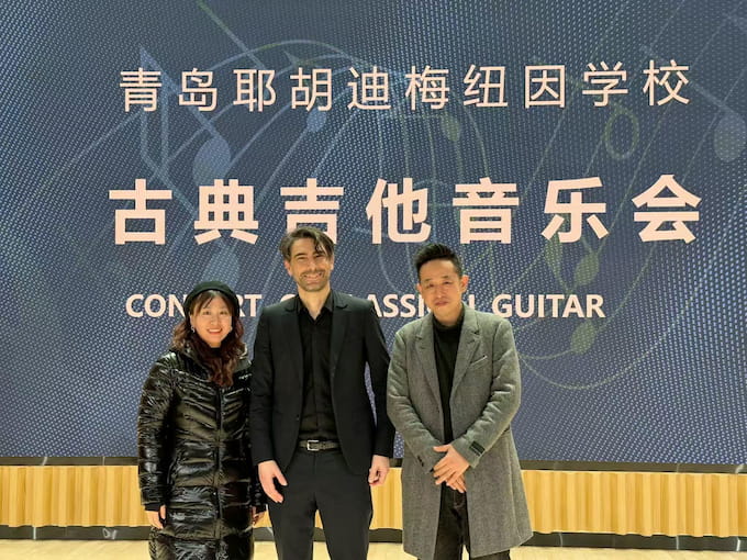 王坚老师与杰雷米进行交流并合影留念