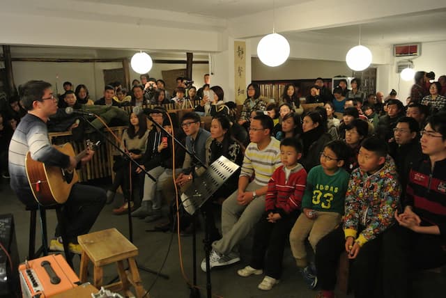 第一次观看吉他沙龙的乐乐兴奋不已