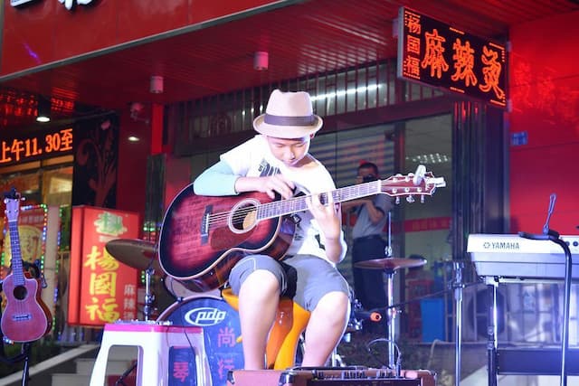 图为乐乐2014年在即墨王坚吉他教室分部的现场演出 图为乐乐2014年在即墨王坚吉他教室分部的现场演出