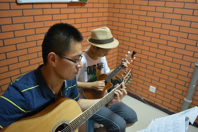 图中展示的是乐乐与师哥开展合奏练习的场景 图中展示的是乐乐与师哥开展合奏练习的场景