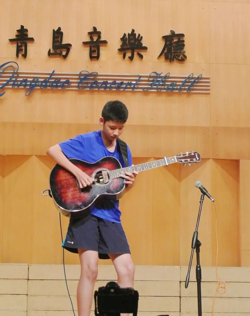 图为乐乐2015年荣获全国吉他大赛冠军后,在青岛音乐厅的演出留影 图为乐乐2015年荣获全国吉他大赛冠军后,在青岛音乐厅的演出留影