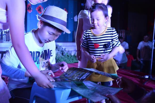 青岛吉他沙龙演出后,认真为小粉丝签名 青岛吉他沙龙演出后,认真为小粉丝签名