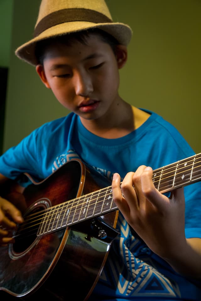 课上在王坚老师的指导下,乐乐低头专注琢磨每一个指法 课上在王坚老师的指导下,乐乐低头专注琢磨每一个指法