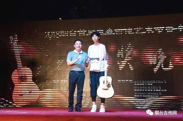 图为:2018年烟台吉他艺术节及全国吉他邀请赛-乐乐荣获冠军颁奖现场 图为:2018年烟台吉他艺术节及全国吉他邀请赛-乐乐荣获冠军颁奖现场