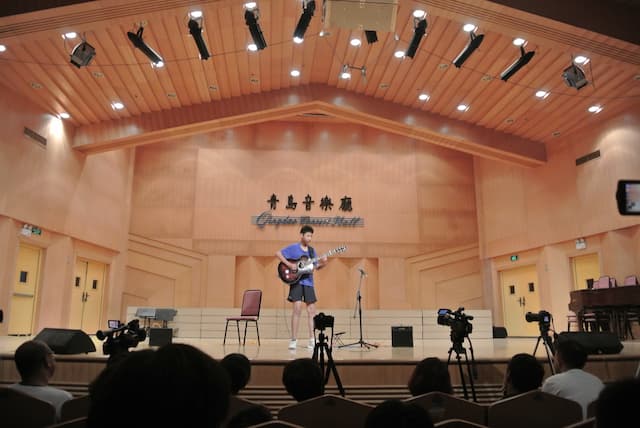 图为:2015年青岛音乐厅的高光时刻:乐乐夺冠后的现场演奏 图为:2015年青岛音乐厅的高光时刻:乐乐夺冠后的现场演奏